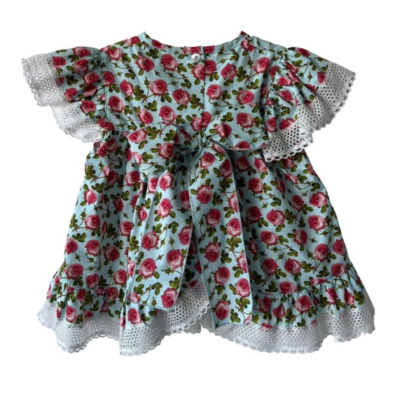 Blouse  roses sur fond bleu avec dentelle
