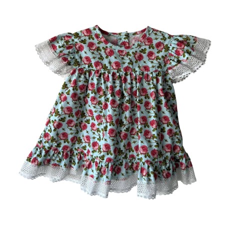 Blusa rosas fundo azul com renda