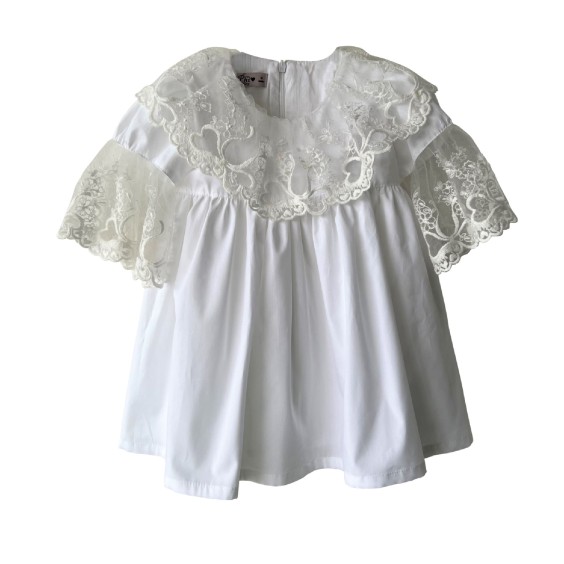 Vestido branco com tule na gola e mangas Vestido branco com tule na gola e mangas