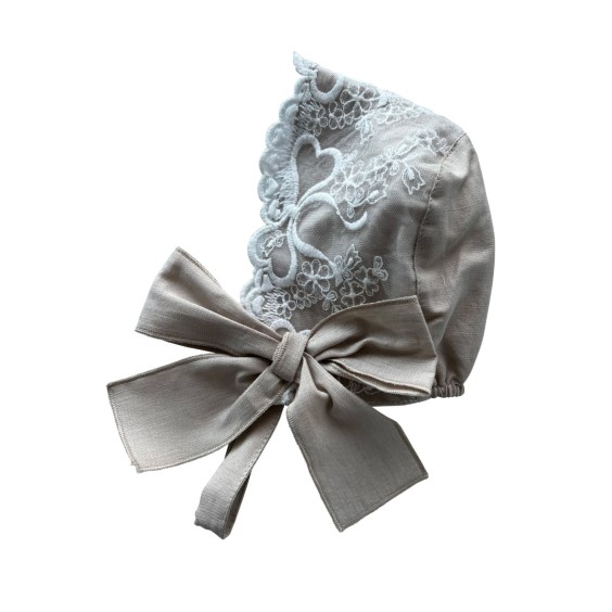 Beige linen bonnet with tulle Beige linen bonnet with tulle