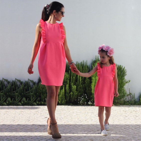 Vestido coral com folho