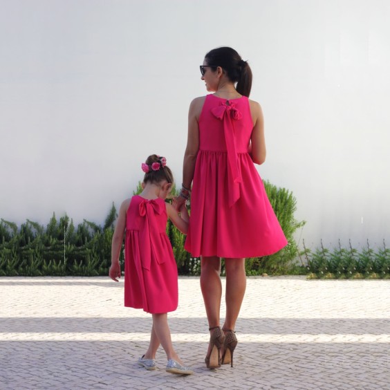 Vestido rosa lao atrs mulher