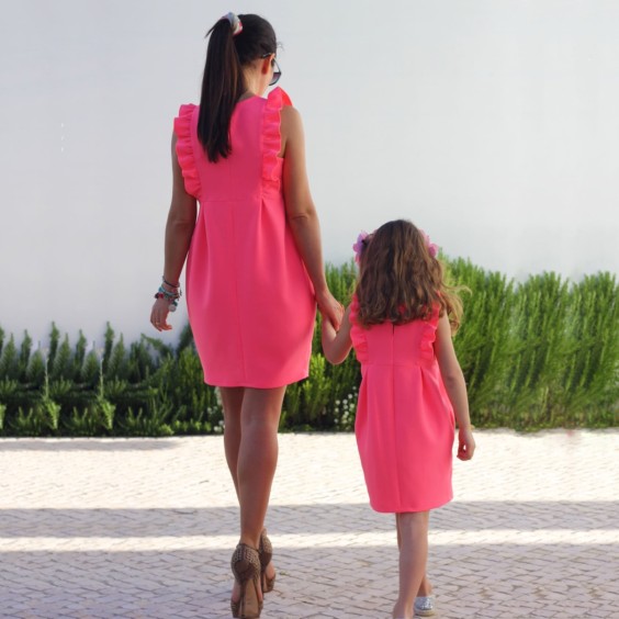 Vestido coral com folho