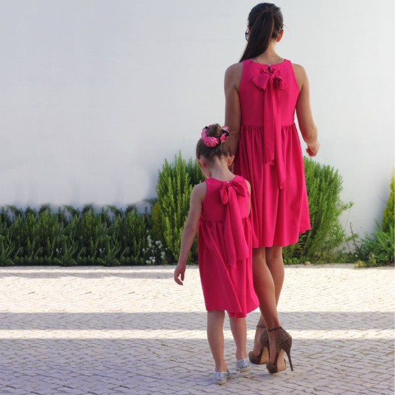 Vestido rosa lao atrs mulher