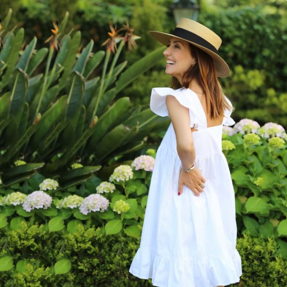Vestido branco com folhos - mulher