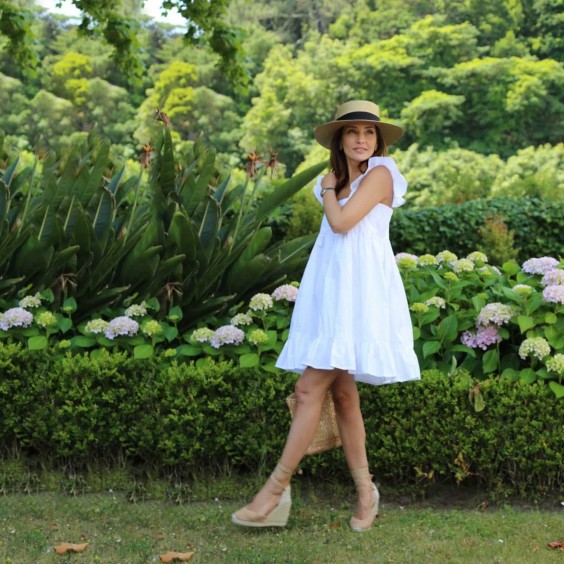 Vestido branco com folhos - mulher