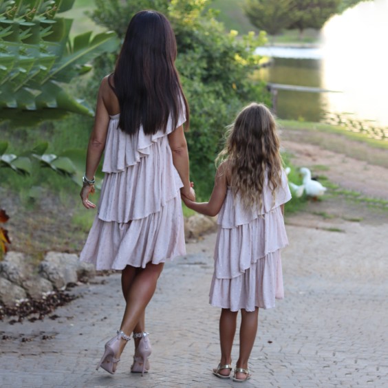 Vestido assimtrico bege com dourado - mulher