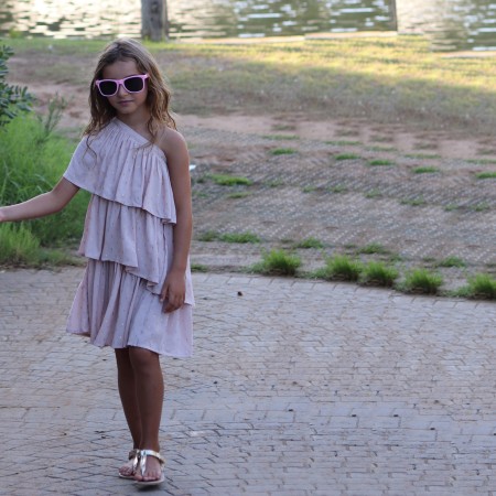 Vestido assimtrico creme com dourado