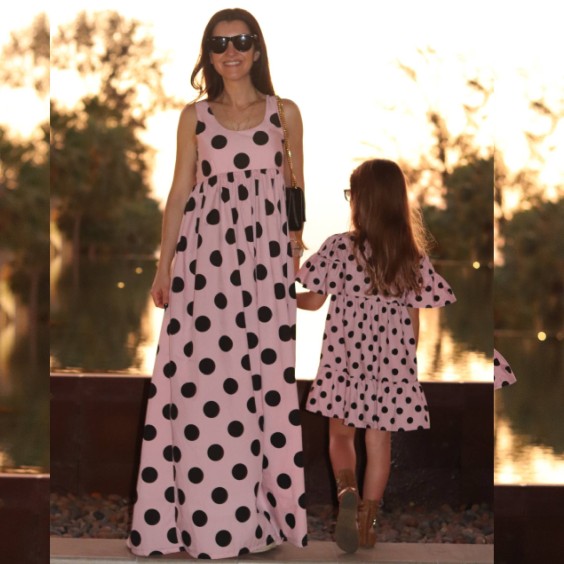 Vestido rosa com bolas pretas mulher