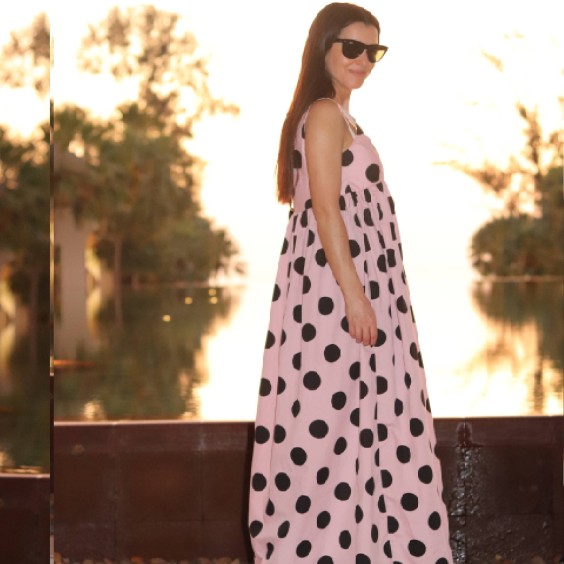 Vestido rosa com bolas pretas mulher