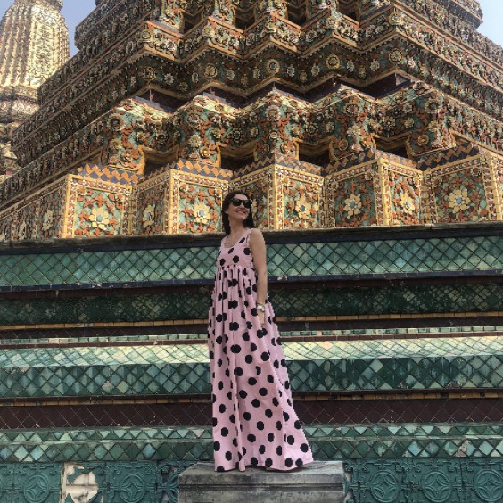 Vestido rosa com bolas pretas mulher