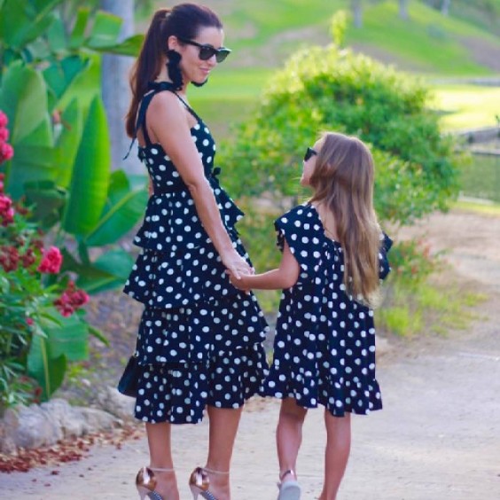 Vestido preto com bolas - mulher