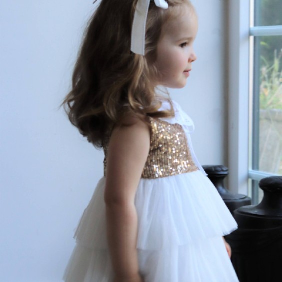 Robe  paillettes dores avec tule blanc