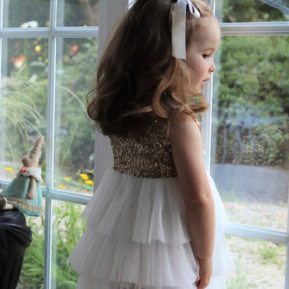 Vestido lantejoulas douradas com tule branco