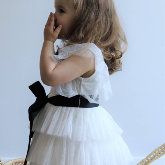 Robe en tule blanc avec noeud noir