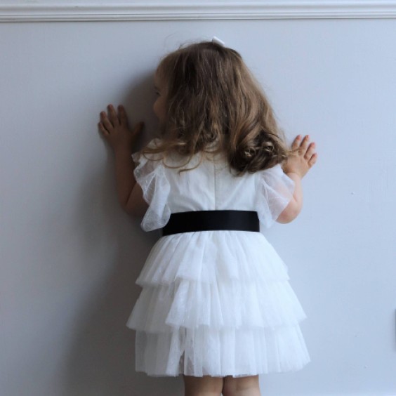 Robe en tule blanc avec noeud noir