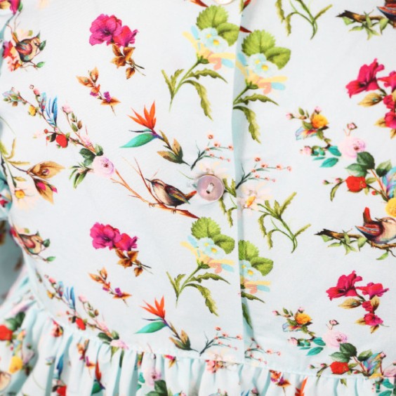 Tnica azul com flores com pom-pom fcsia