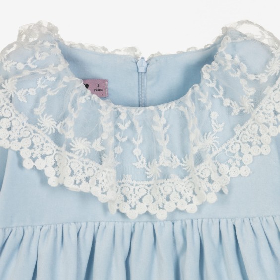 Vestido de veludo azul com tule