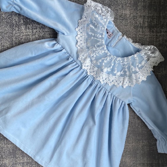 Vestido de veludo azul com tule