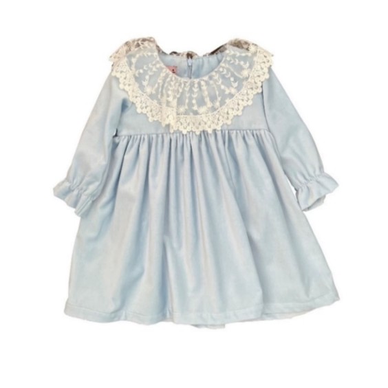 Vestido de veludo azul com tule