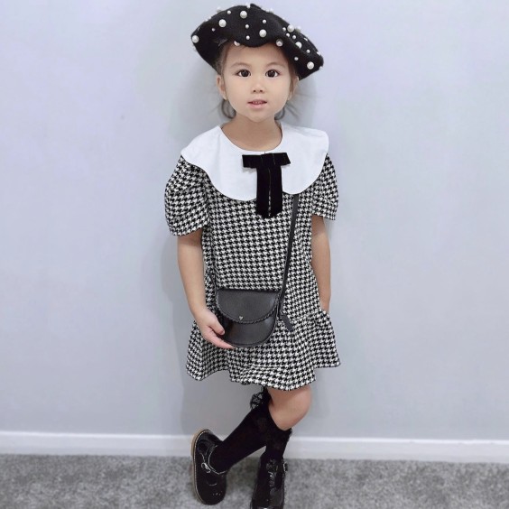 Vestido pied de poule com gola branca