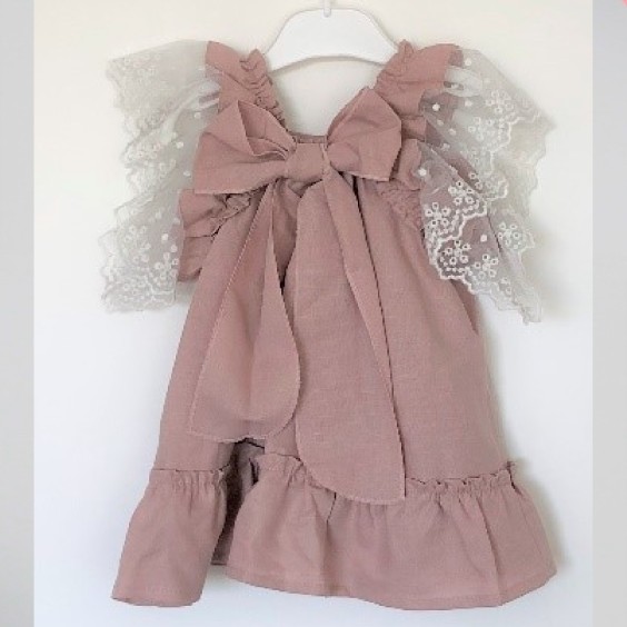 Vestido em linho rosa com tule