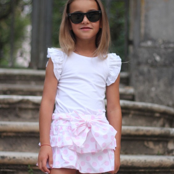 Saia cal��o branco com bolas rosa
