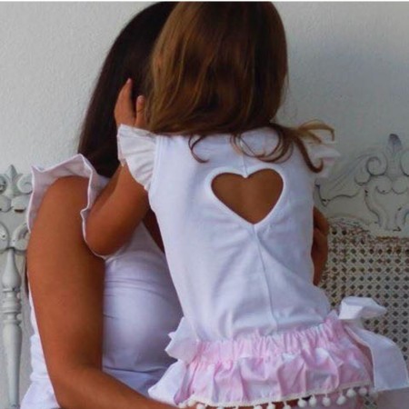 Tapa fraldas com pompom branco com bolas rosa Tapa fraldas com pompom branco com bolas rosa
