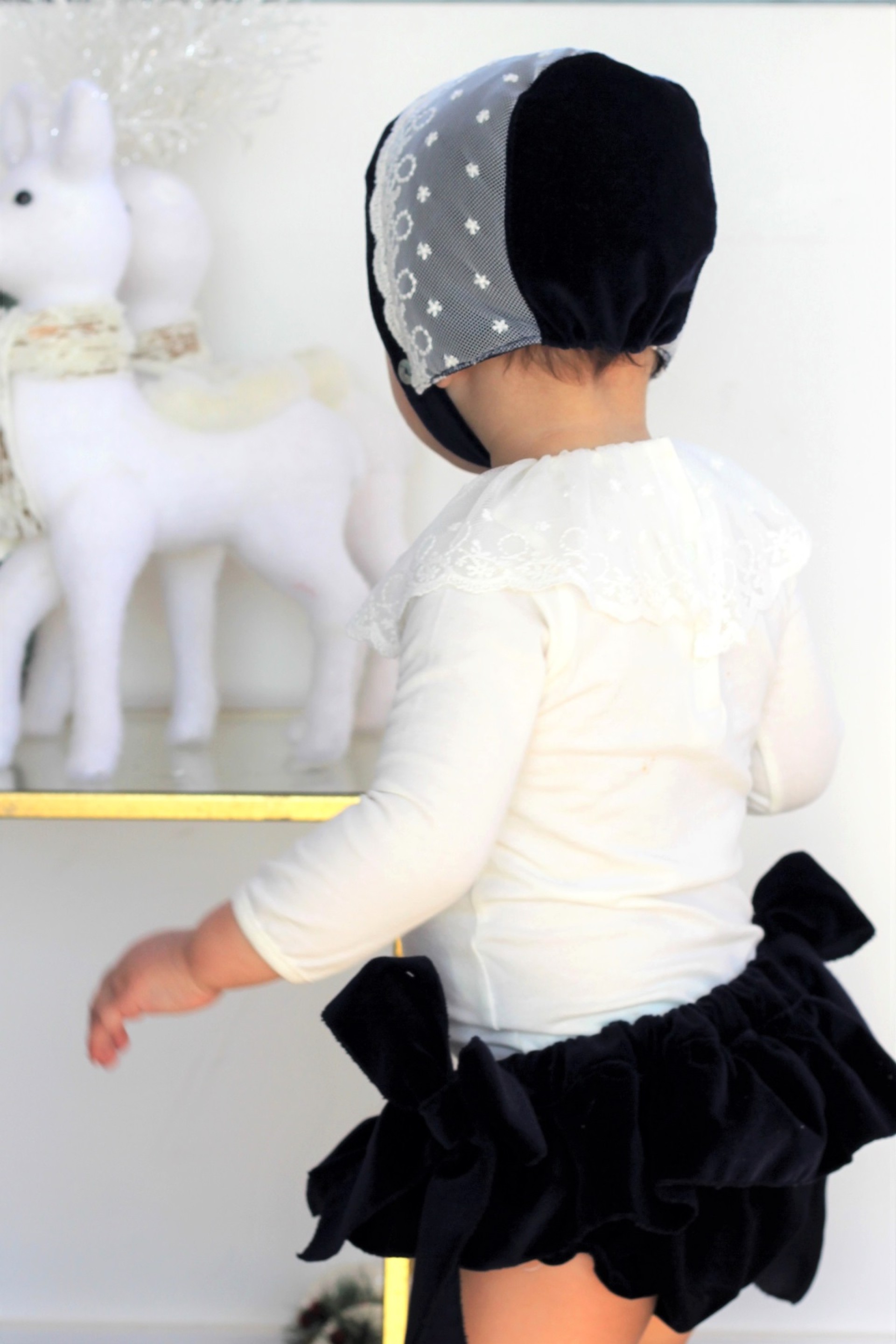 Bonnet en velours marine avec dentelle