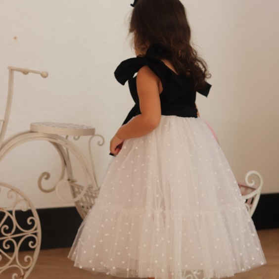 Vestido veludo preto com tule branco
