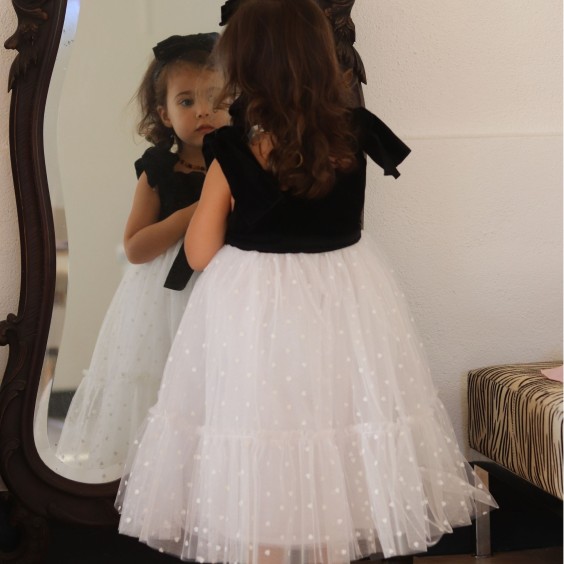 Vestido veludo preto com tule branco