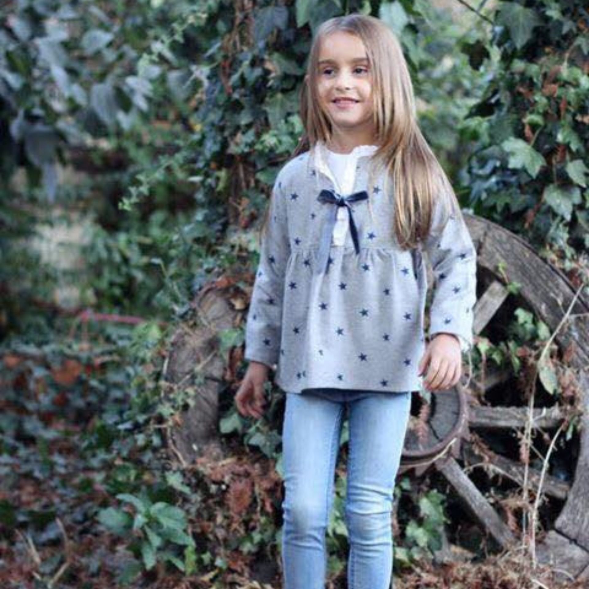 Tunica Cinzenta com estrelas azuis