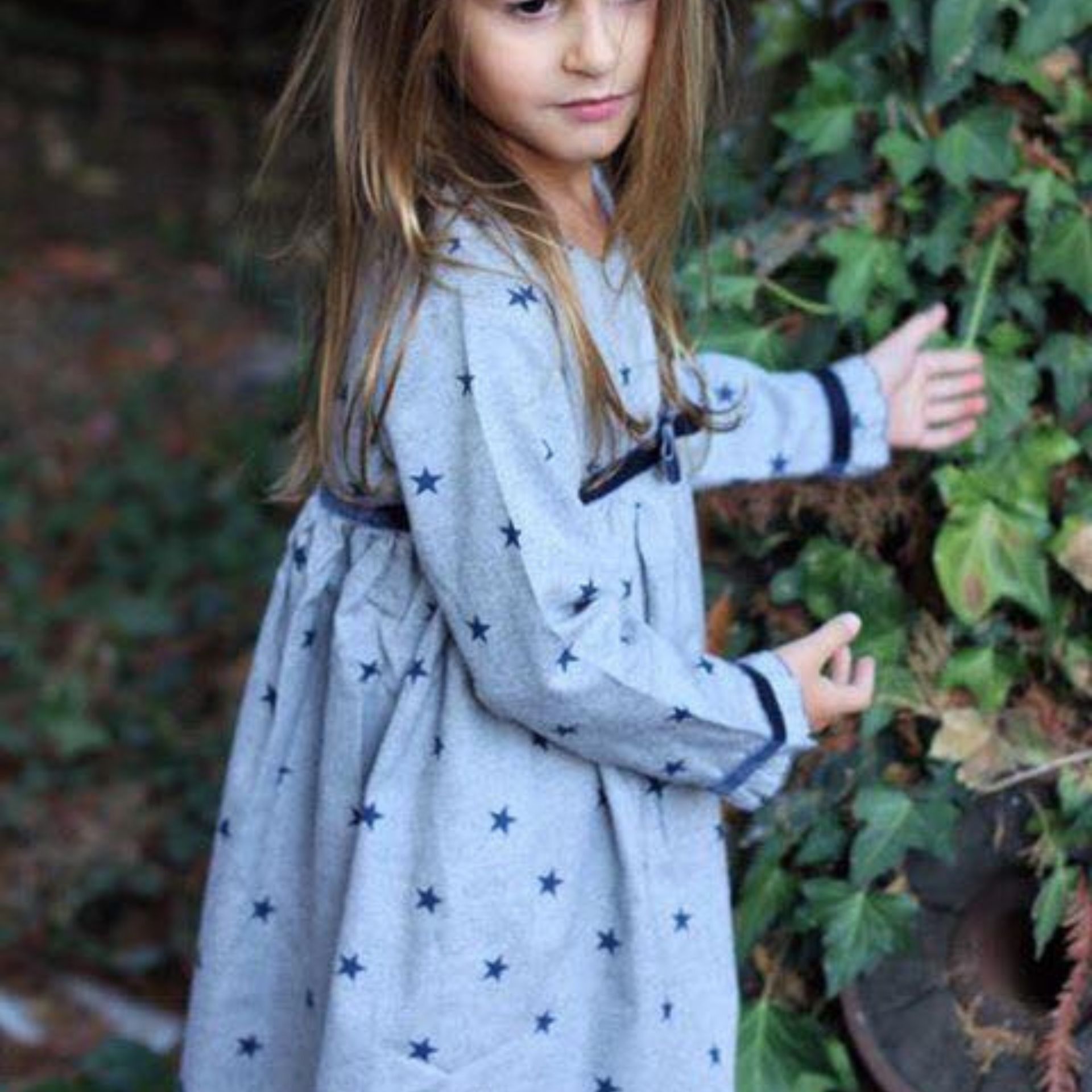 Vestido Cinzento com estrelas azuis