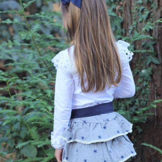 T-shirt with lace on the shoulders