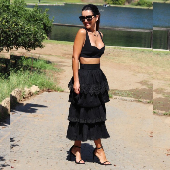 Saia folhos preta com renda