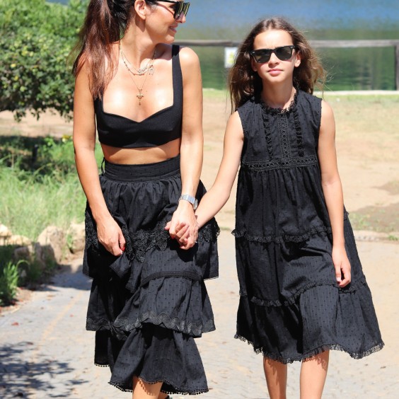 Saia folhos preta com renda