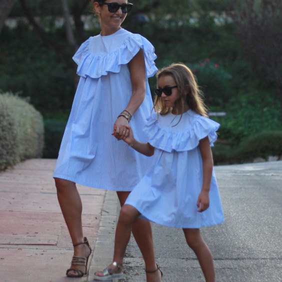 Vestido com riscas azuis - mulher
