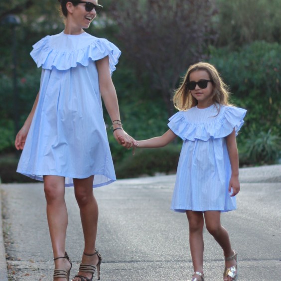 Vestido com riscas azuis - mulher