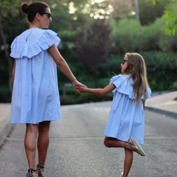 Vestido com riscas azuis - mulher