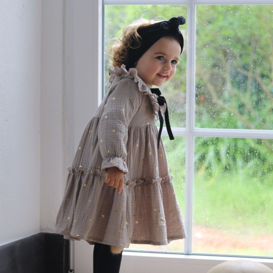 Vestido taupe com coraes dourados