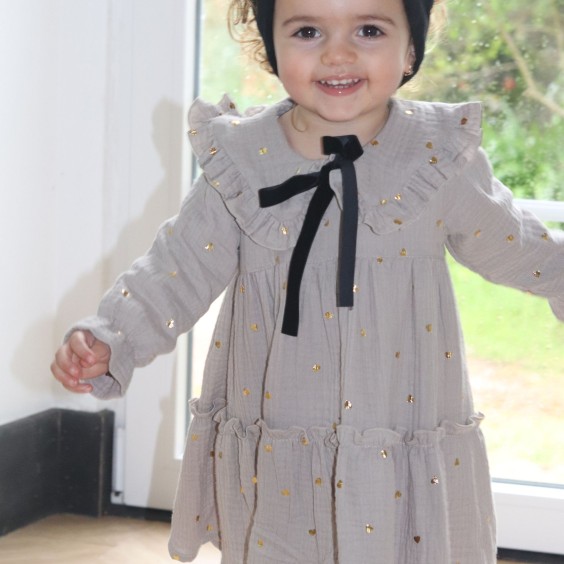 Vestido taupe com coraes dourados