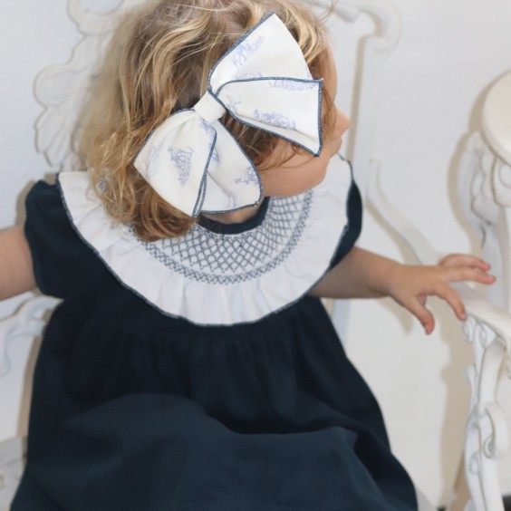 Robe bleue en velours c�tel� � col smock�