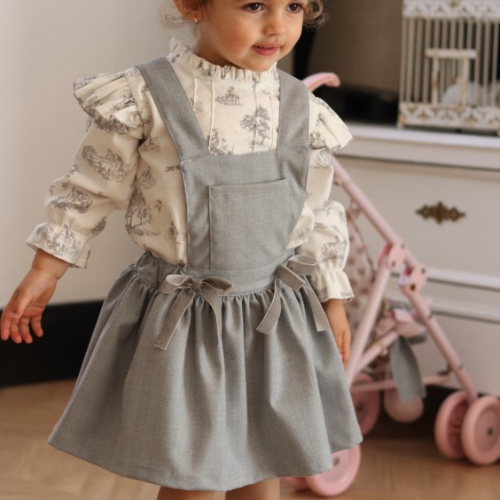 Saia com alas cinzento