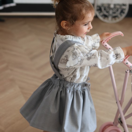 Saia com alas cinzento