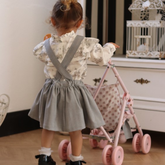 Saia com alas cinzento