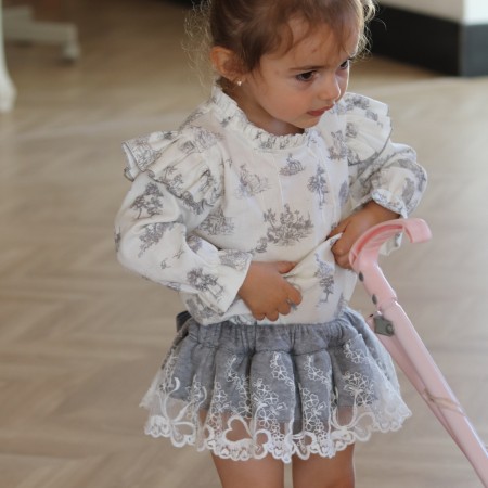 Tapa fraldas malha cinzenta com tule