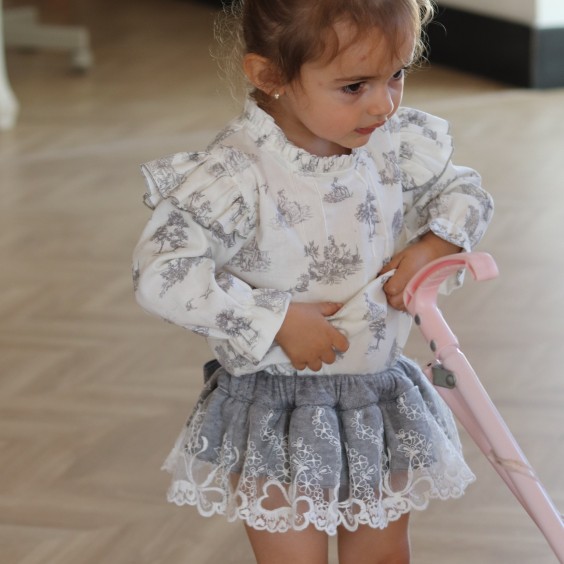 Tapa fraldas malha cinzenta com tule