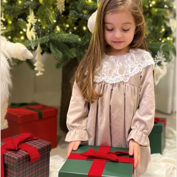 Vestido de veludo bege com tule