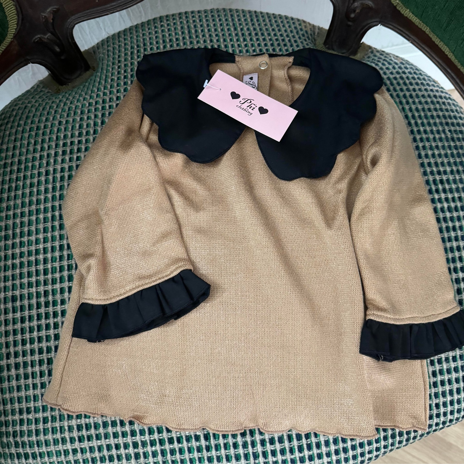 Blusa malha creme com gola preta