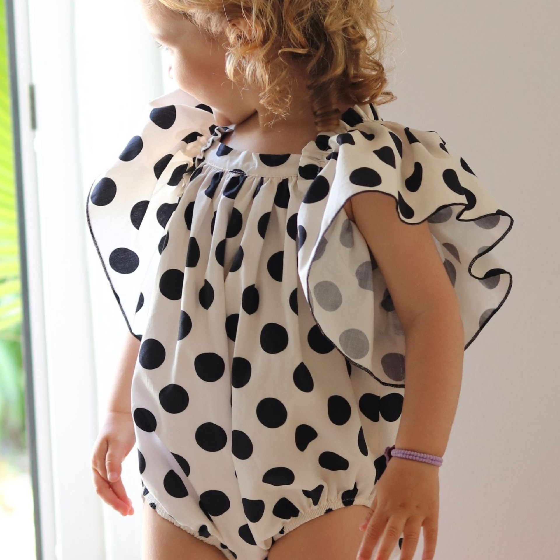 Barboteuse ecru avec boules noires